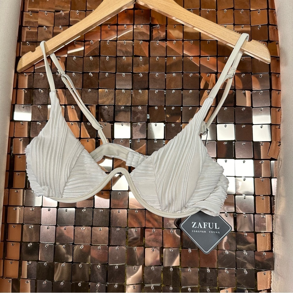 Zaful Lightweight Neutral Cream NWT Size 4 Hook Bralette style Bikini Top